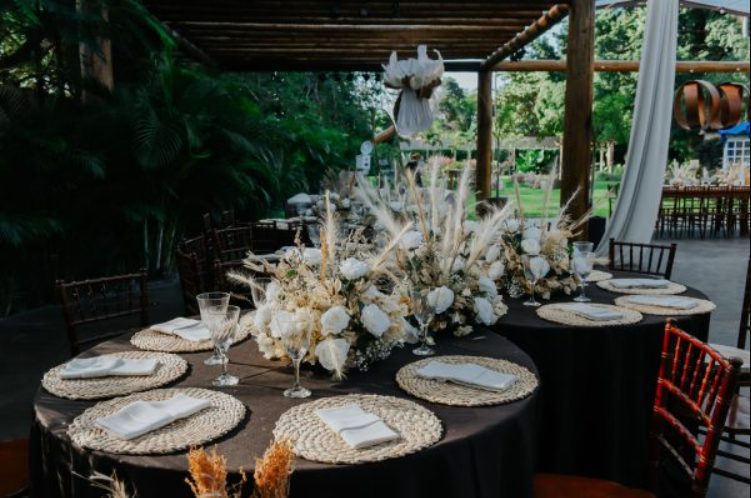 Mesa decorada para casamento na Casa Pôr do Sol
